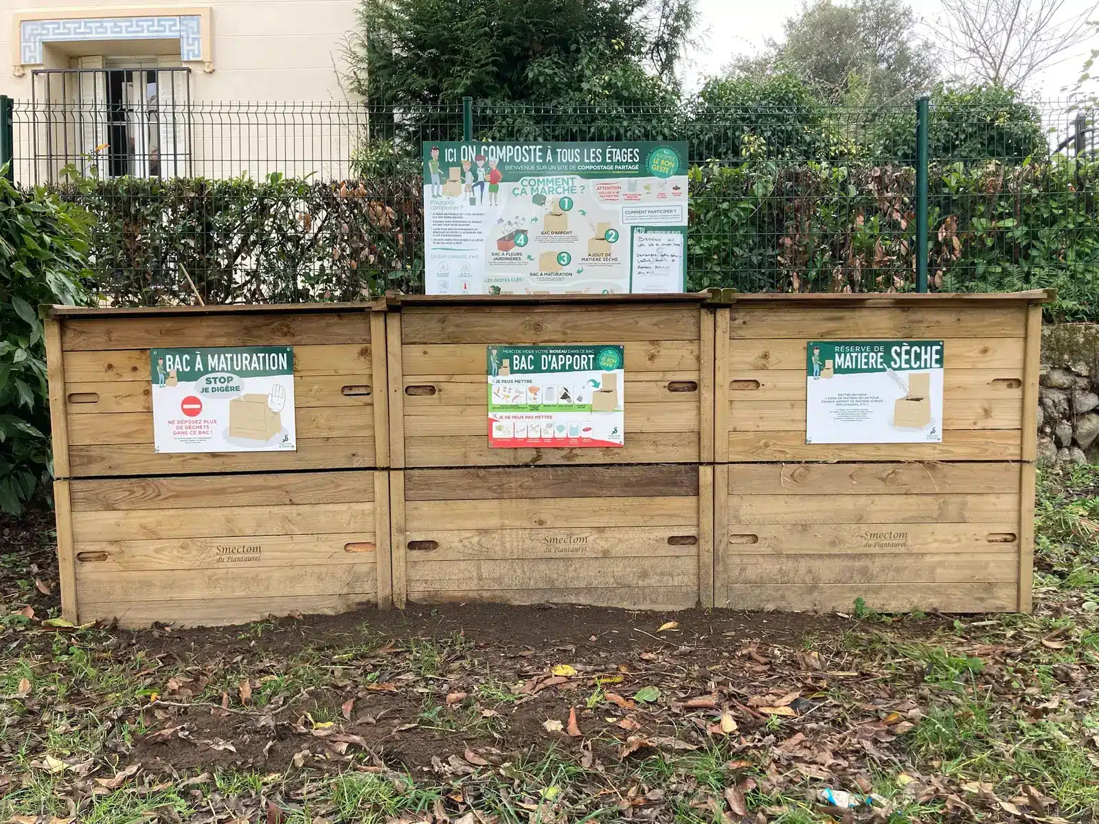 Bacs de compostage partagé en bois avec panneaux de consignes, en Haute-Garonne