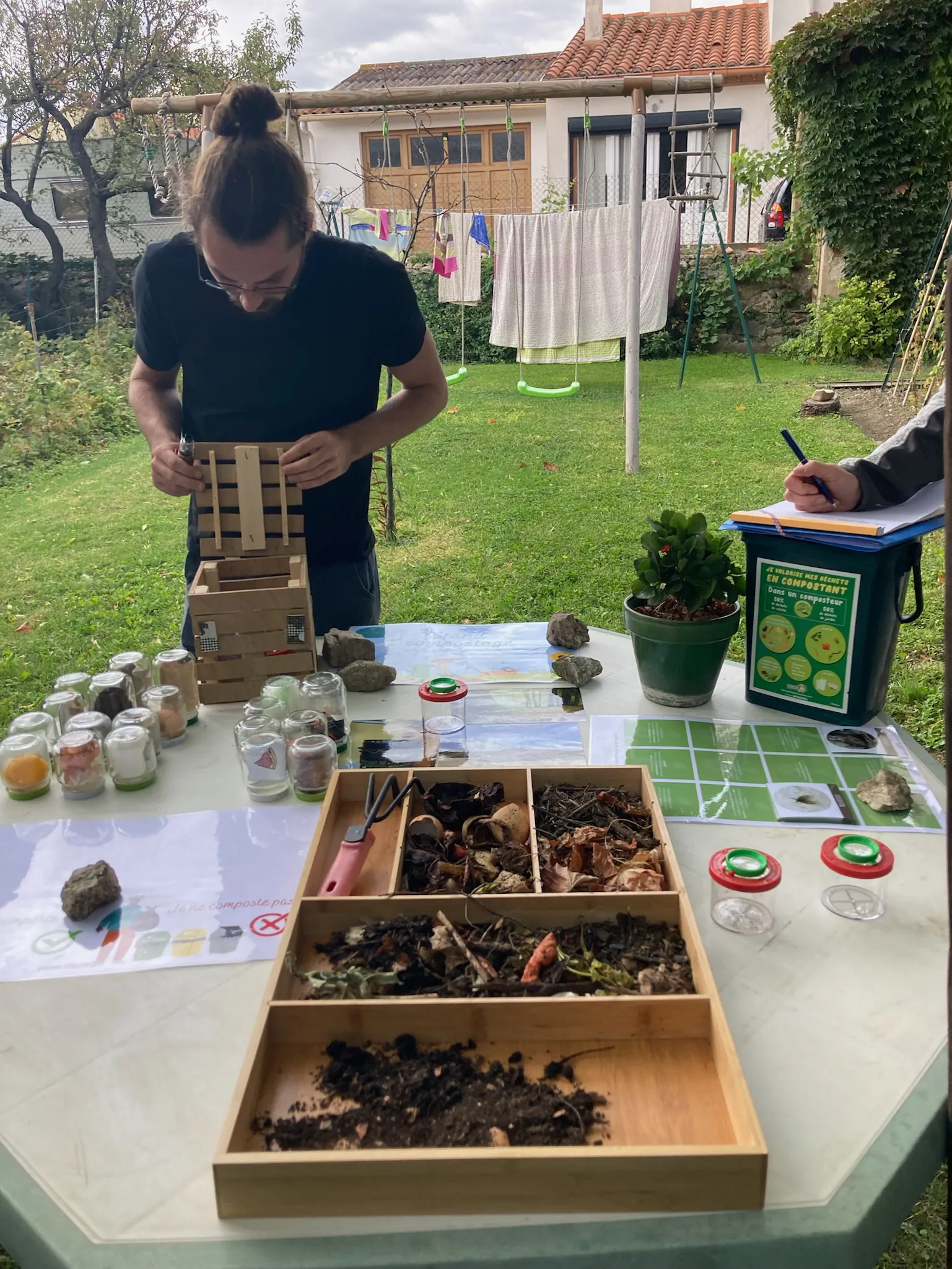 Atelier de sensibilisation : bocaux de matières compostables, bac de compost et outils pédagogiques