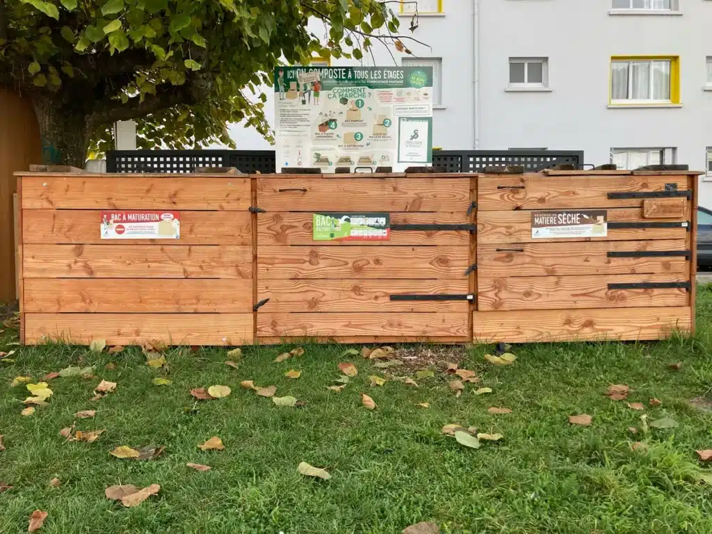 Site de compostage partagé en pied d'immeuble : bacs d'apport, de brassage et de maturation en bois
