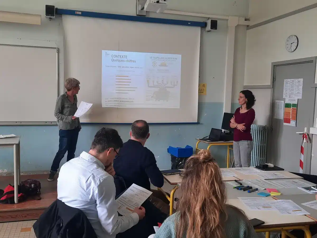 Formation référent de site de compostage en salle : apport théorique devant un groupe de stagiaires