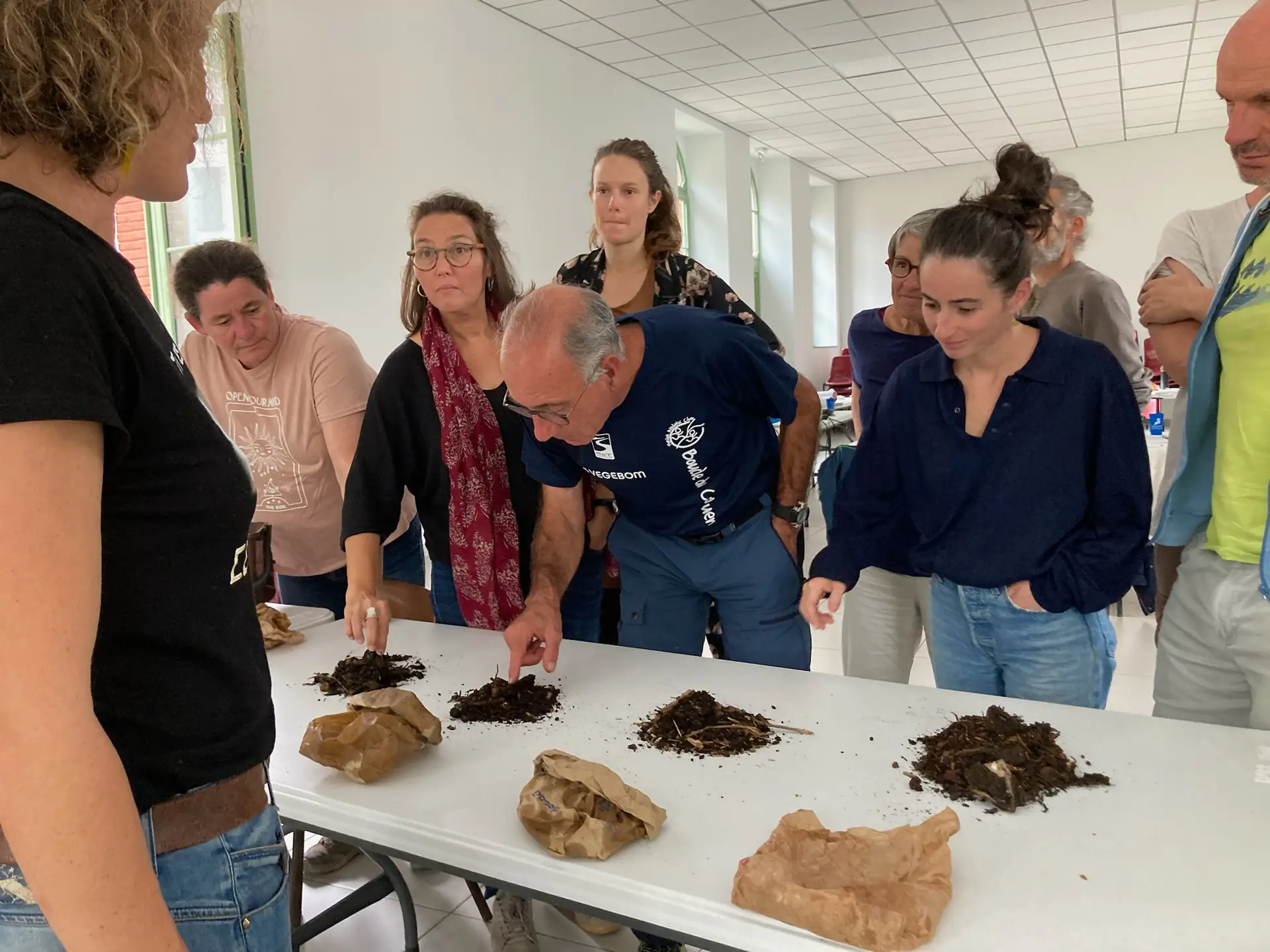 Participants manipulant du compost lors d'une formation de référents de site de compostage