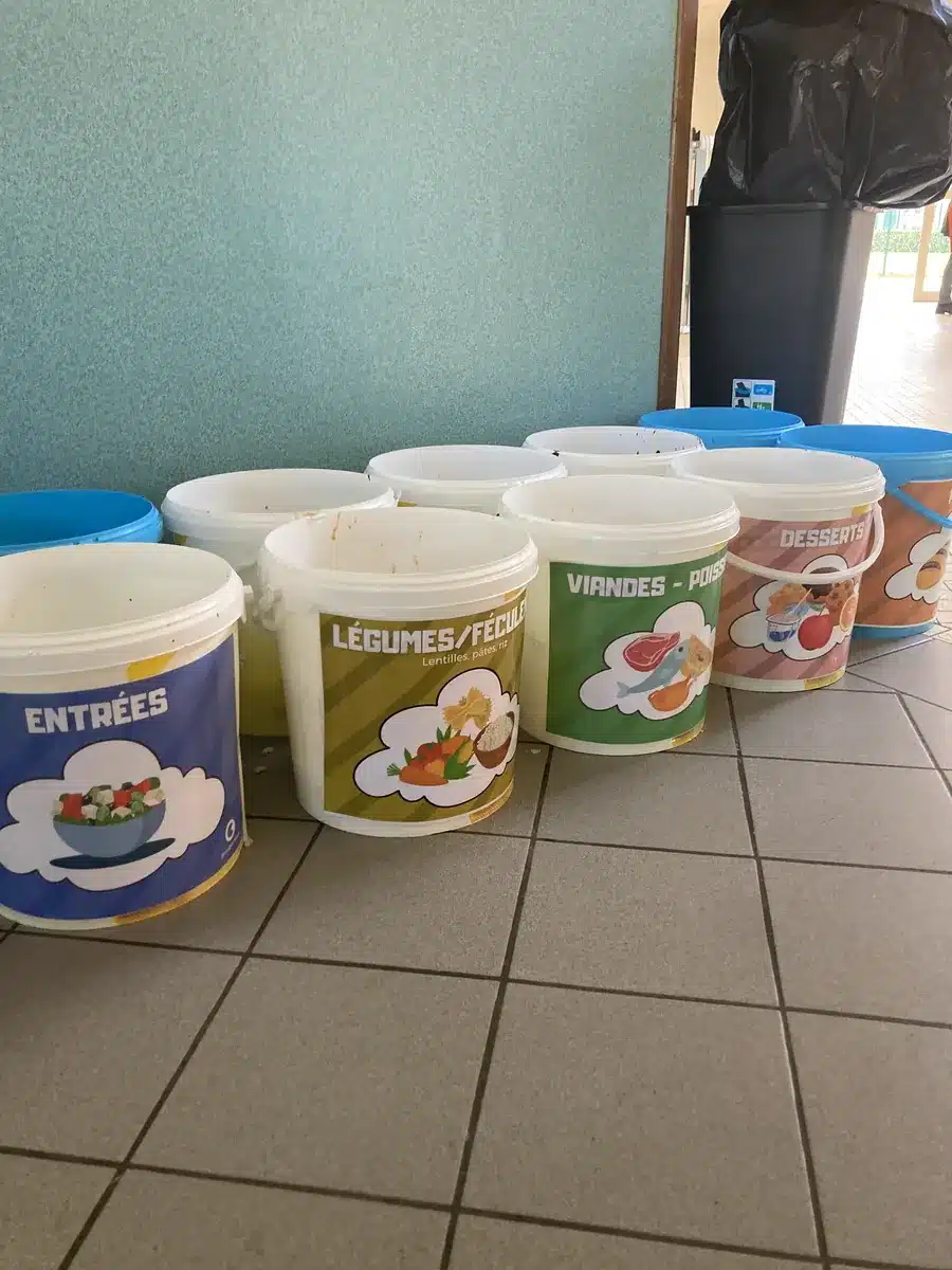 Seaux de pesée des restes alimentaires triés par catégorie en restauration collective