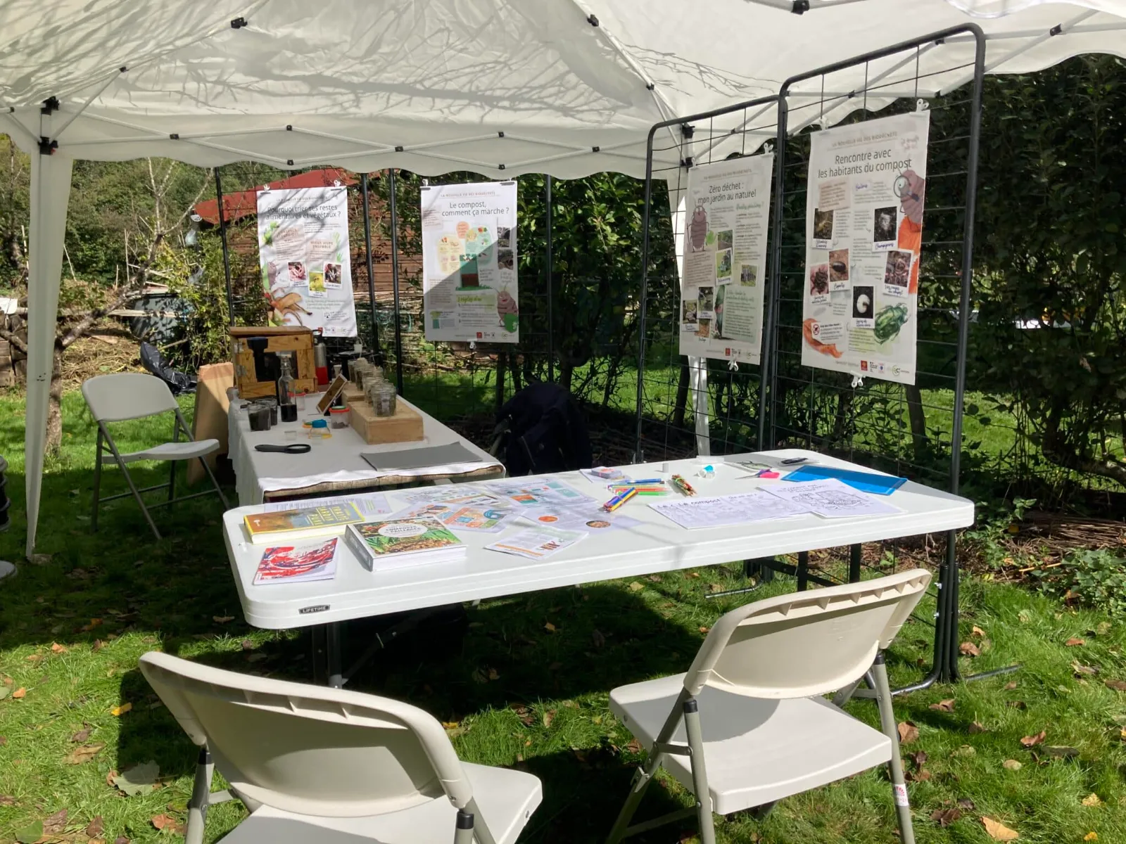 Stand de sensibilisation au compostage sous barnum avec panneaux pédagogiques